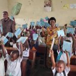 Nord-Kivu : Adèle BAZIZANE octroie les fournitures scolaires à 330 élèves vivant dans le site des sinistrés