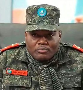 Kinshasa : le général Kasongo Kabwik dénonce la mort de quatre bâtisseurs et menace de poursuites les auteurs